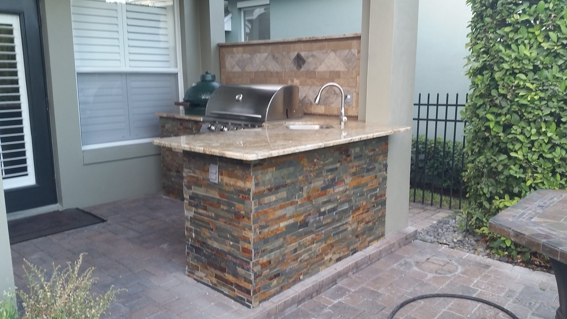 outdoor-custom-custom-stone-kitchens-19-e1466462539226