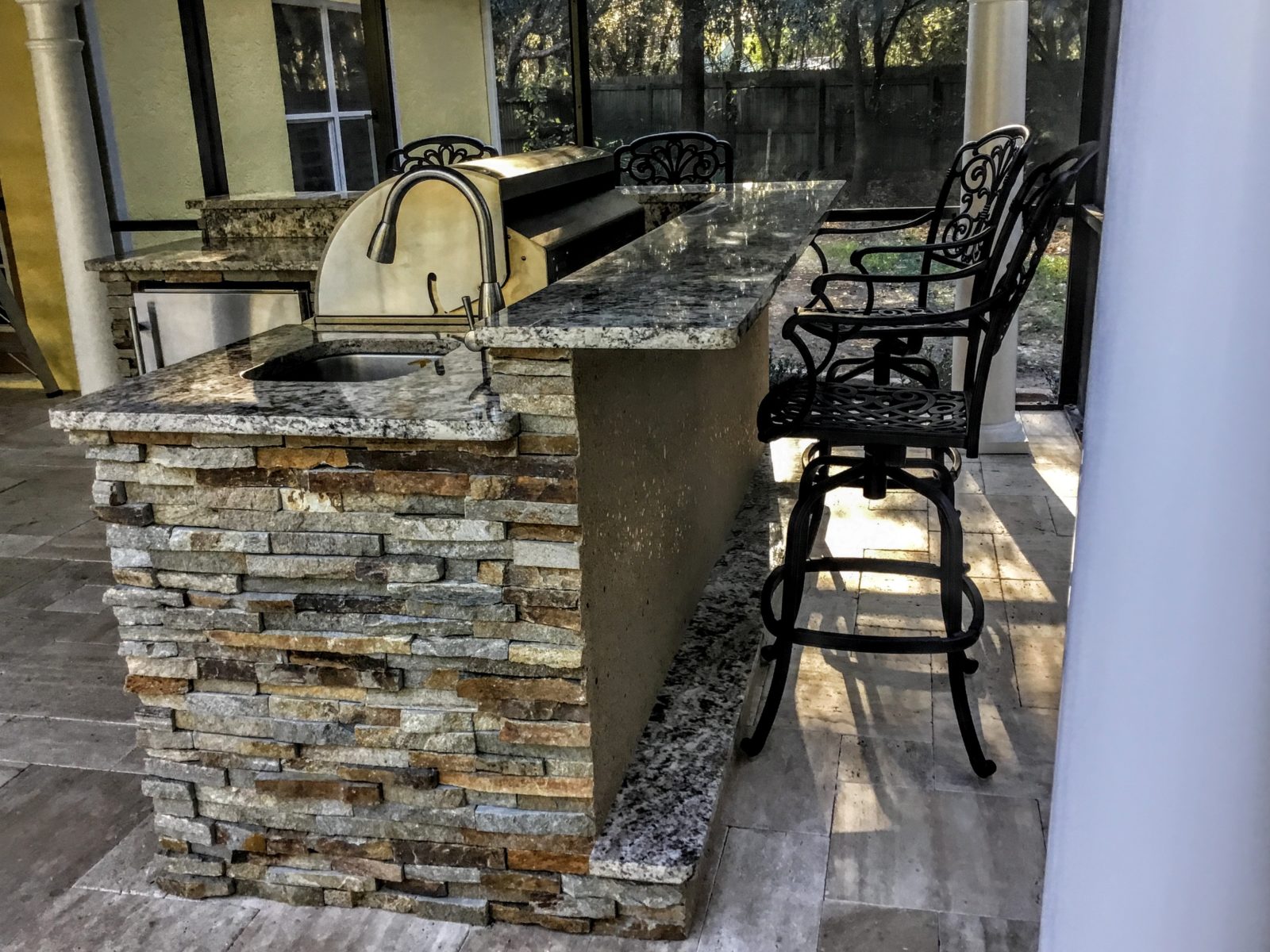 stone-and-granite-outdoor-grill-kitchen-1-e1481597908433