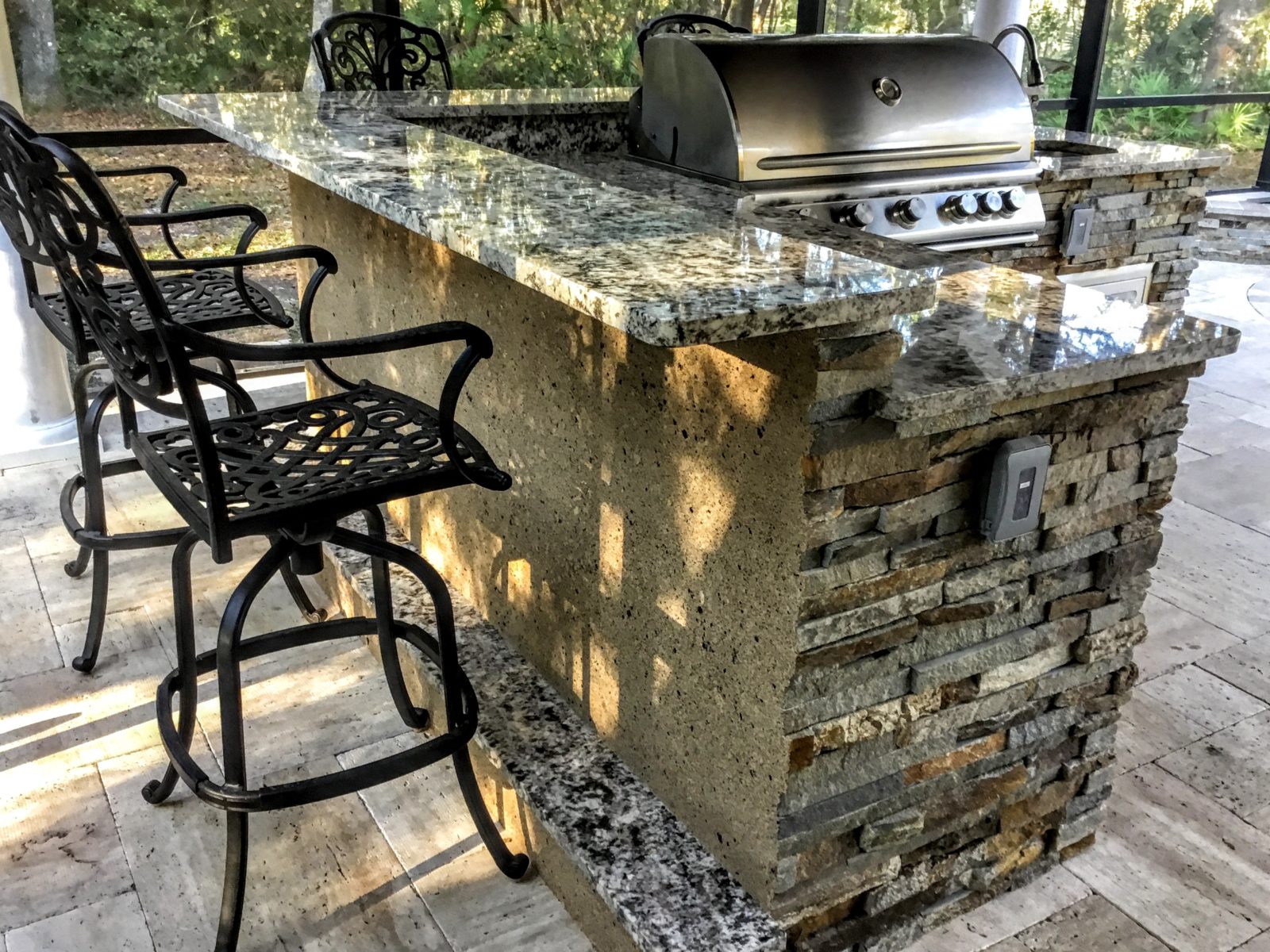 stone-and-granite-outdoor-grill-kitchen-4-e1481597959335